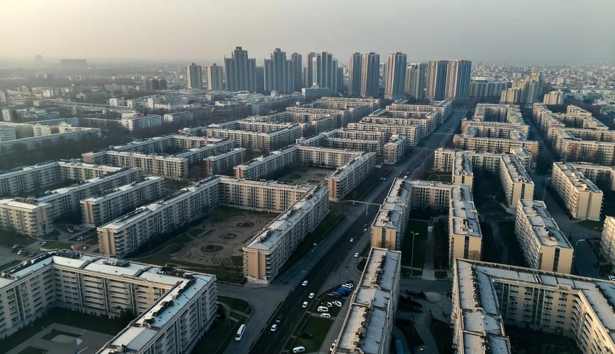 Панорама Москвы с высоты: жилые кварталы разных округов и расходящиеся от центра магистрали