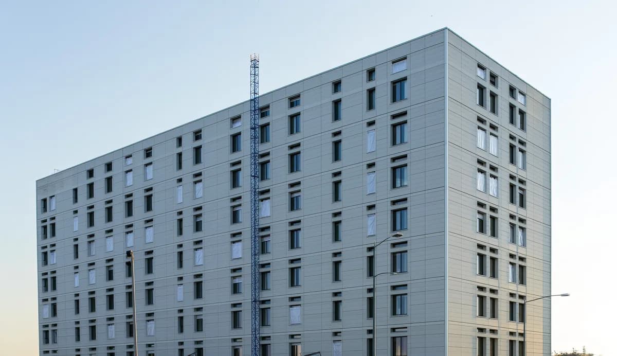 Новый жилой квартал с монолитными корпусами и панорамным остеклением