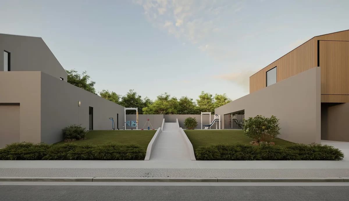 Двор жилого комплекса с детской площадкой и фасадами новых корпусов
